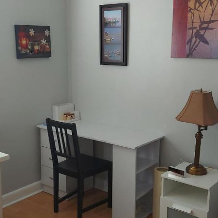 High Park Single Room With Personal Washroom And Kitchen Toronto Esterno foto